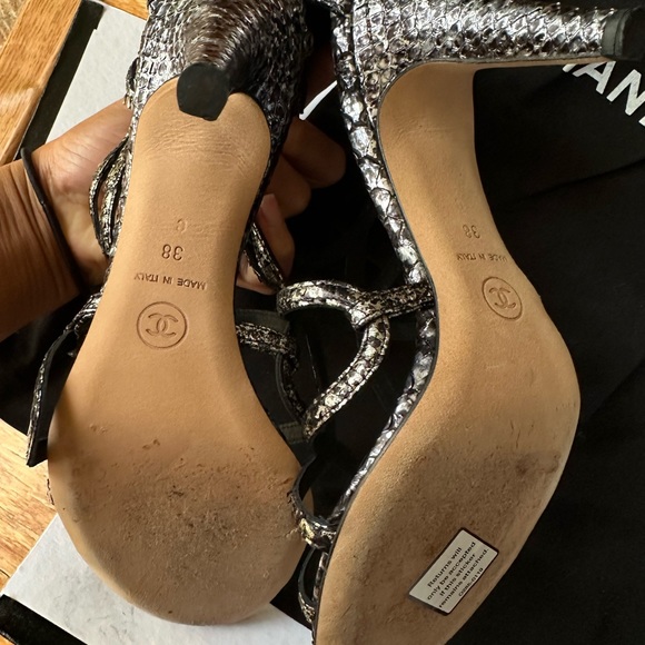 Authentic CHANEL interlocking CC logo snakeskin sandals - Picture 3 of 4
